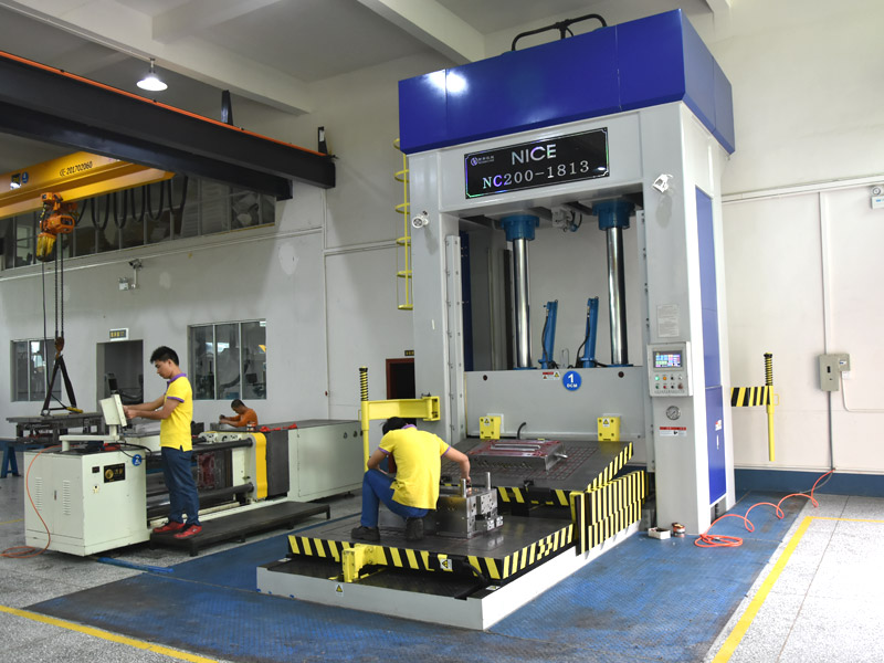 Flying molding machine